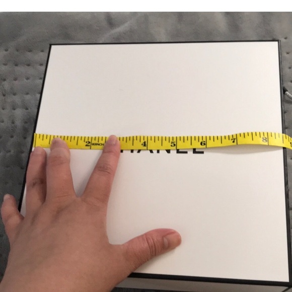 🌸NEW🌸 Chanel large gift box with tissue paper & shredded paper - Picture 15 of 15